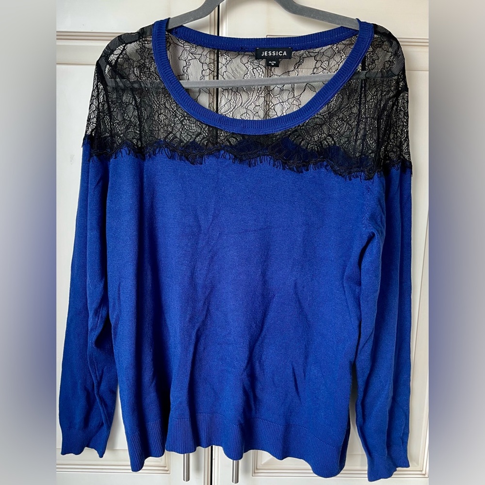 🍓NWOT Jessica lace detailed top. L/XL